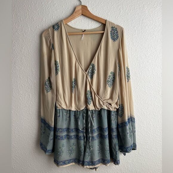 Free People Janpath Romper Shorts Jumpsuit Long Bell Sleeve Beige Blue Floral SP - Picture 2 of 12